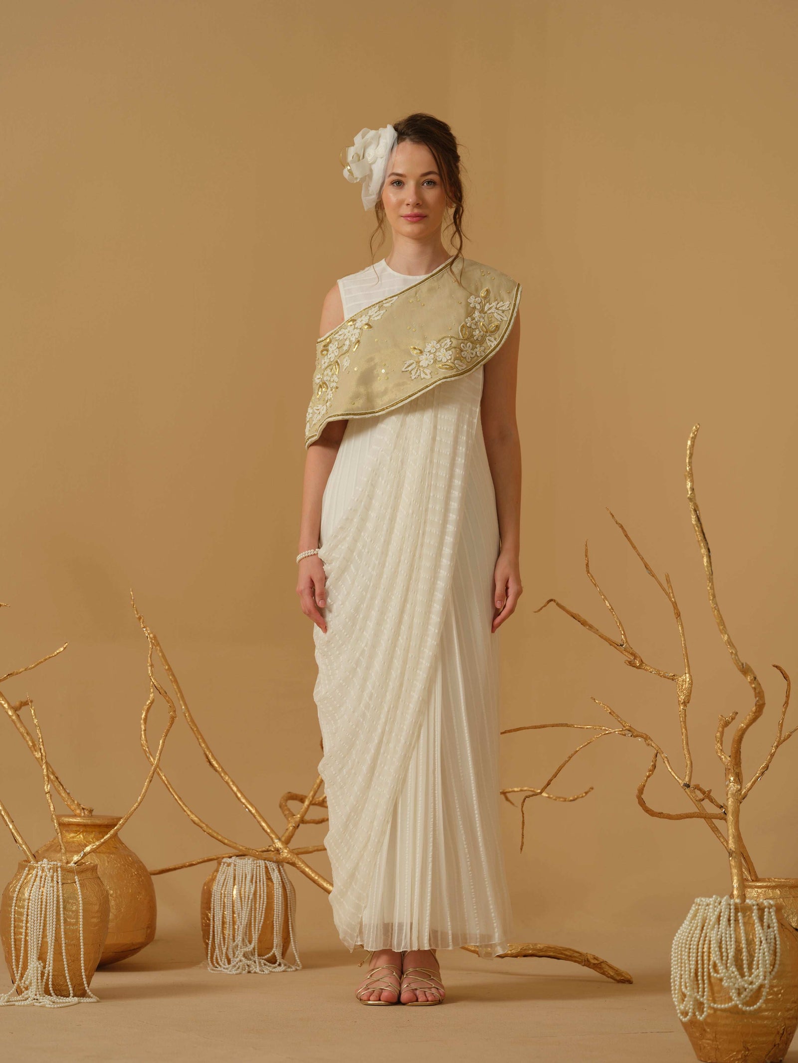 A Close Neck Full Length Sleeveless Concept Saree