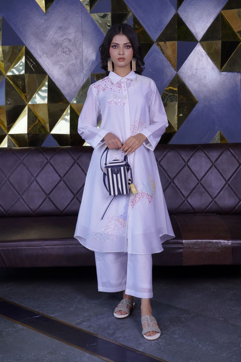 Flirty Sithouettle With A Splash Of Elegance