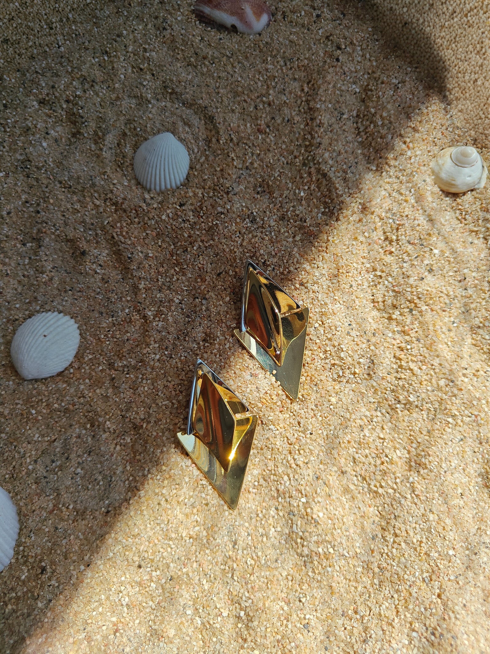 From Beach Vacations To Festive Gatherings And Party Nights, These 18Kgold Earrings