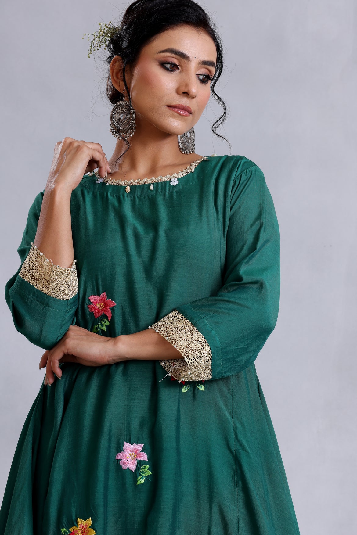 Emerald green embroidered kurta set