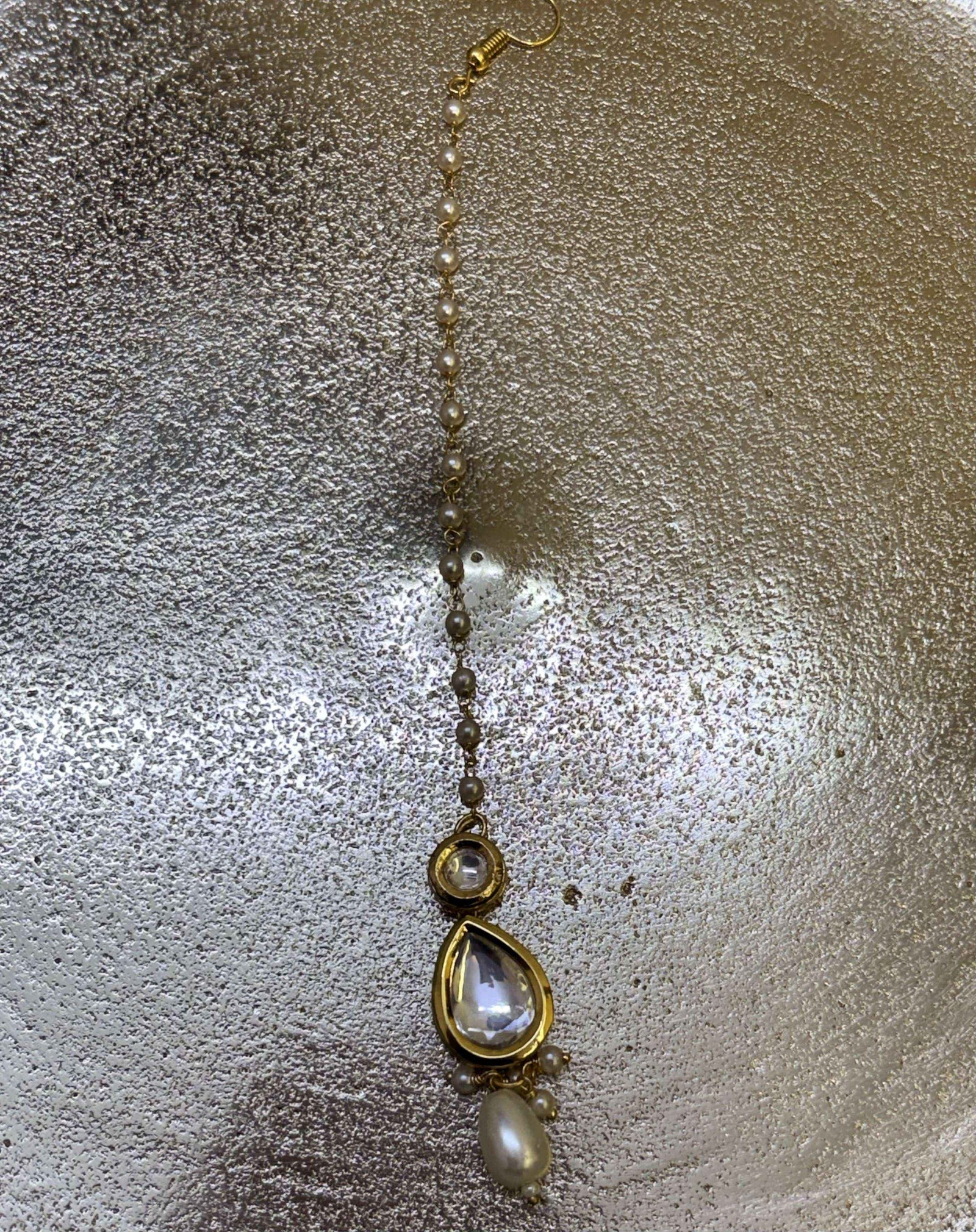 Minimilist statement Mang tikka