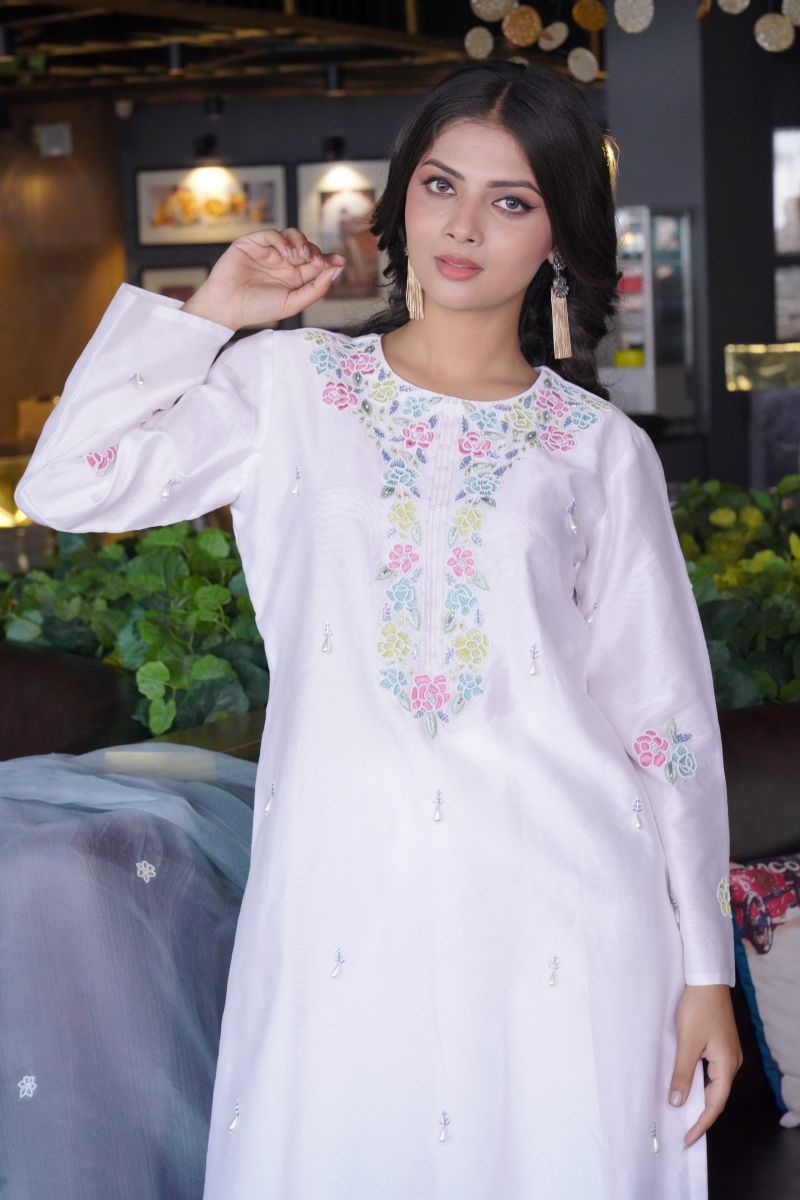 White Kurta Chadneri Set With Embroidered