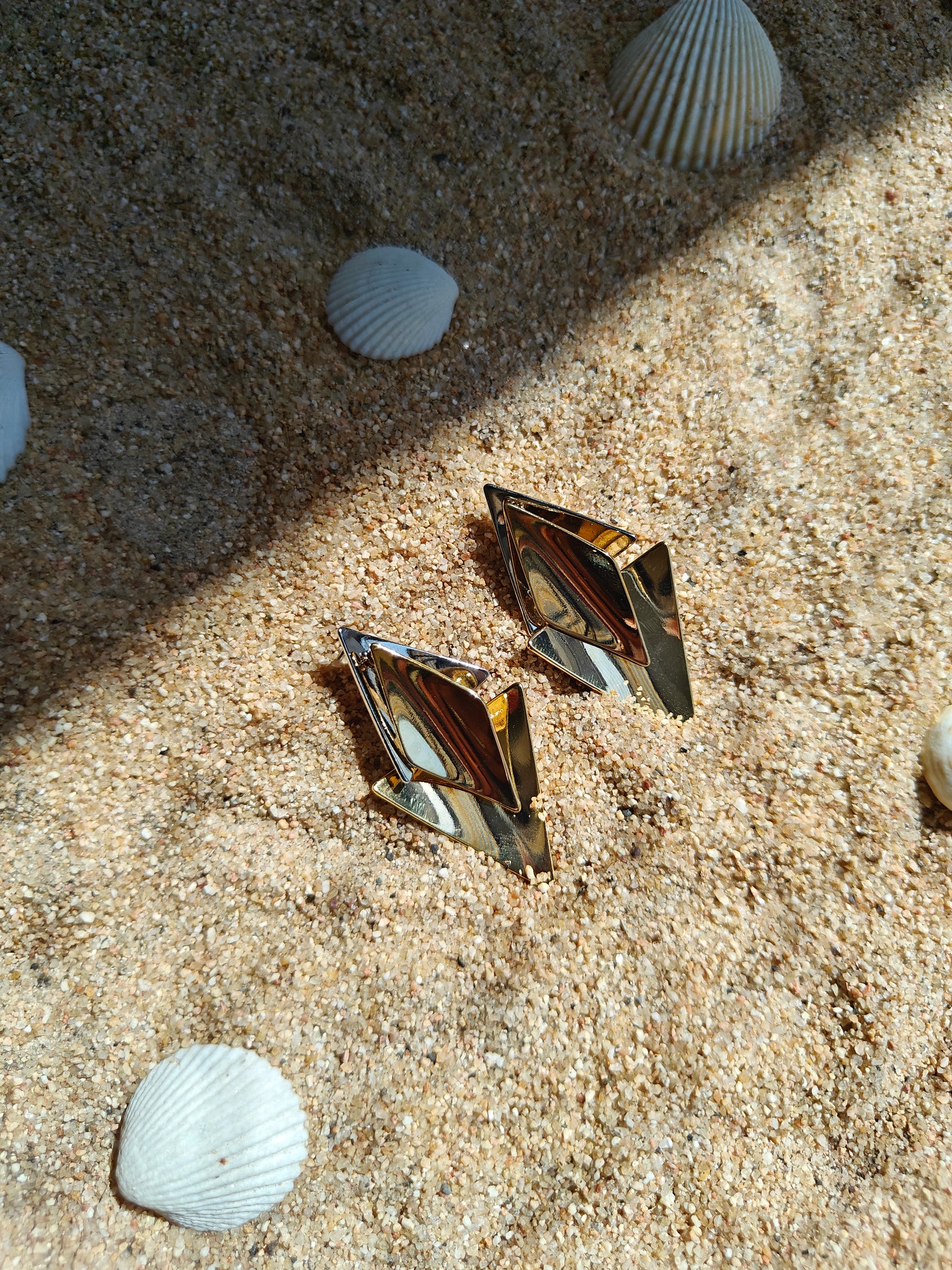 From Beach Vacations To Festive Gatherings And Party Nights, These 18Kgold Earrings