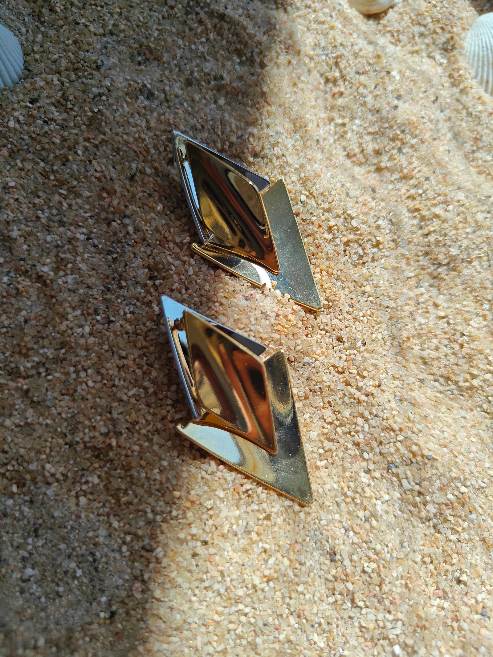 From Beach Vacations To Festive Gatherings And Party Nights, These 18Kgold Earrings