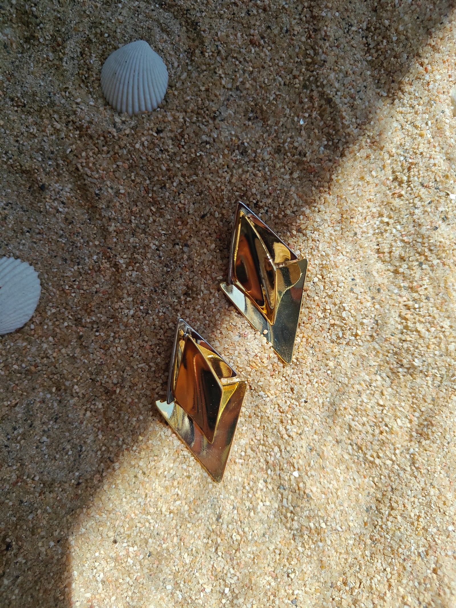 From Beach Vacations To Festive Gatherings And Party Nights, These 18Kgold Earrings