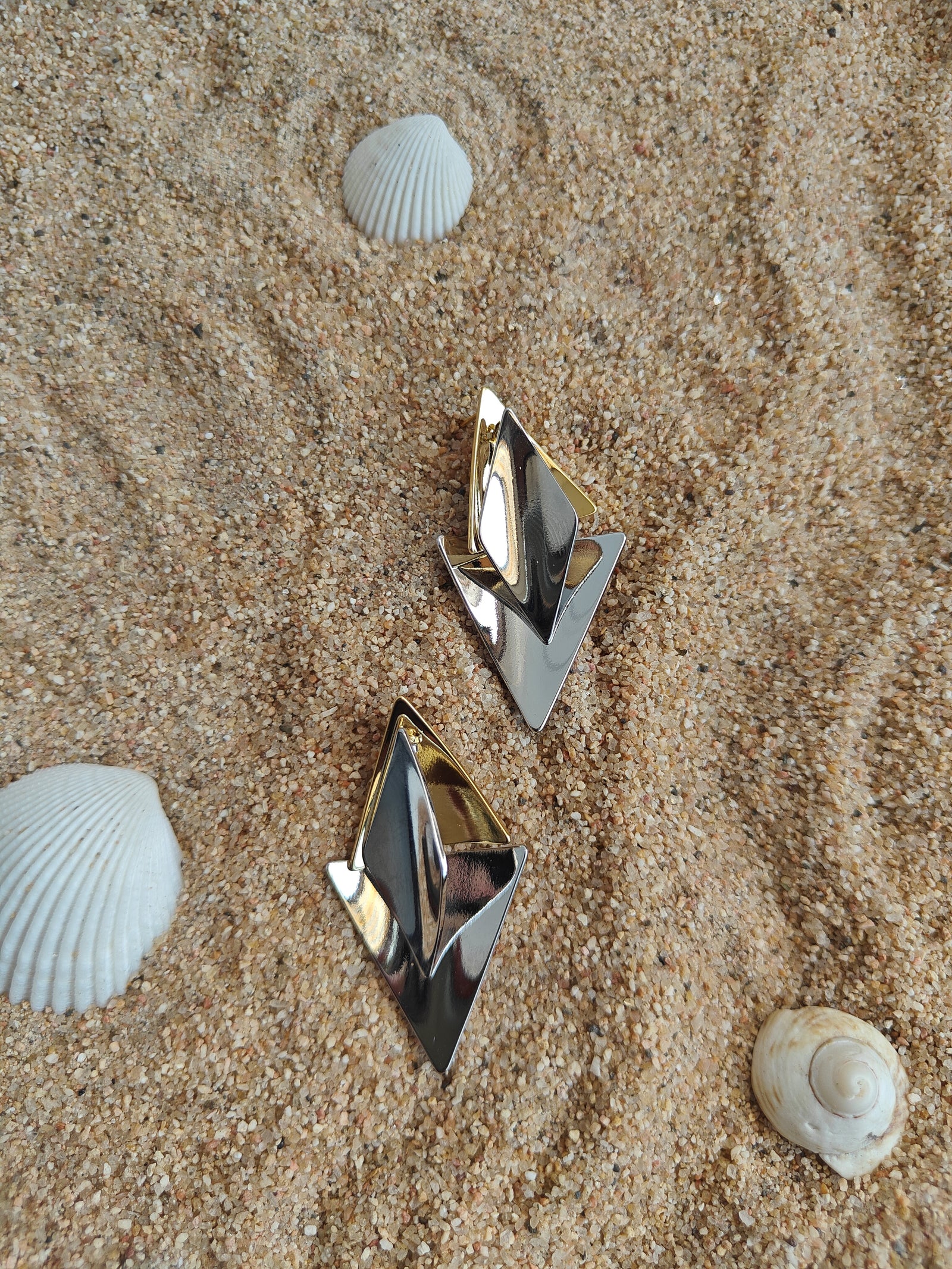 From Beach Vacations To Festive Gatherings And Party Nights, These 18Kgold Earrings